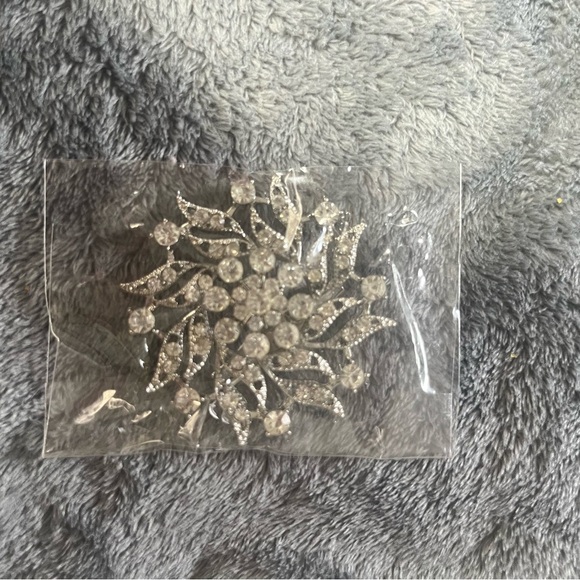 Silver Snowflake Brooch - Picture 1 of 2